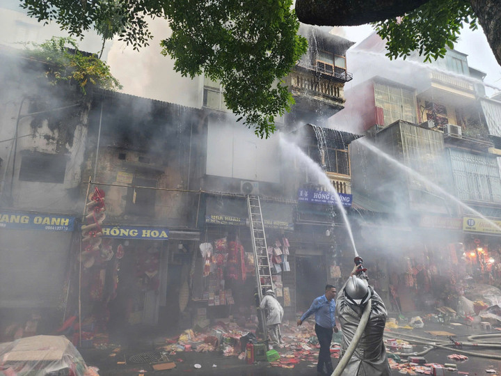 Hà Nội: Cháy nhà trên phố Hàng Mã ngày cuối năm, 1 người bị thương - Ảnh 1