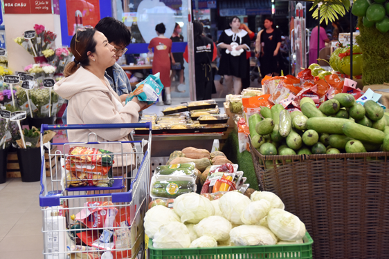 Gồng sức kìm giữ giá cả hàng hóa - Ảnh 1