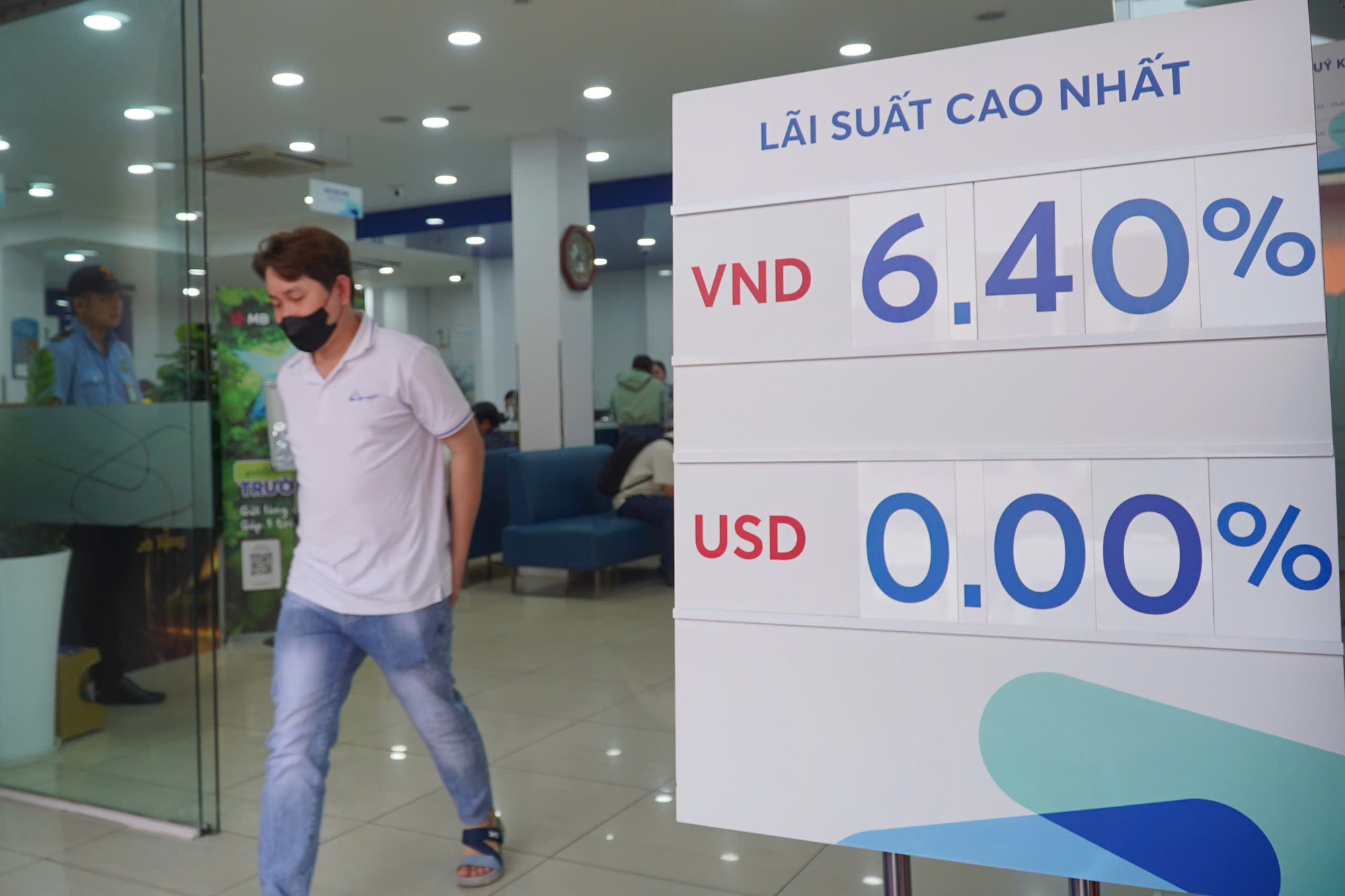 Ngân hàng dốc sức huy động tiền gửi - Ảnh 1