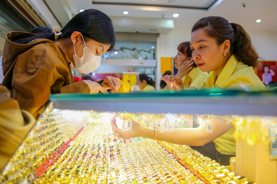 Vẫn băn khoăn với thuế giao dịch vàng miếng - Ảnh 2