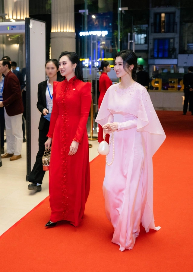 Khung hình hiếm có ở VinFuture 2025: Tỷ phú Phạm Nhật Vượng và hai con trai chọn phụ kiện giống hệt nhau - Ảnh 4