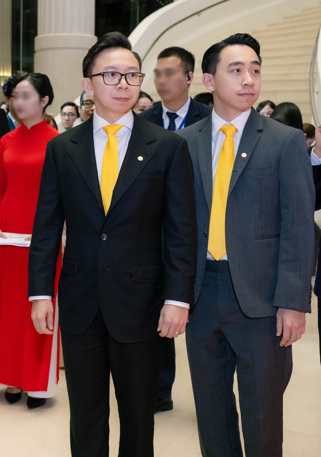 Khung hình hiếm có ở VinFuture 2025: Tỷ phú Phạm Nhật Vượng và hai con trai chọn phụ kiện giống hệt nhau - Ảnh 2