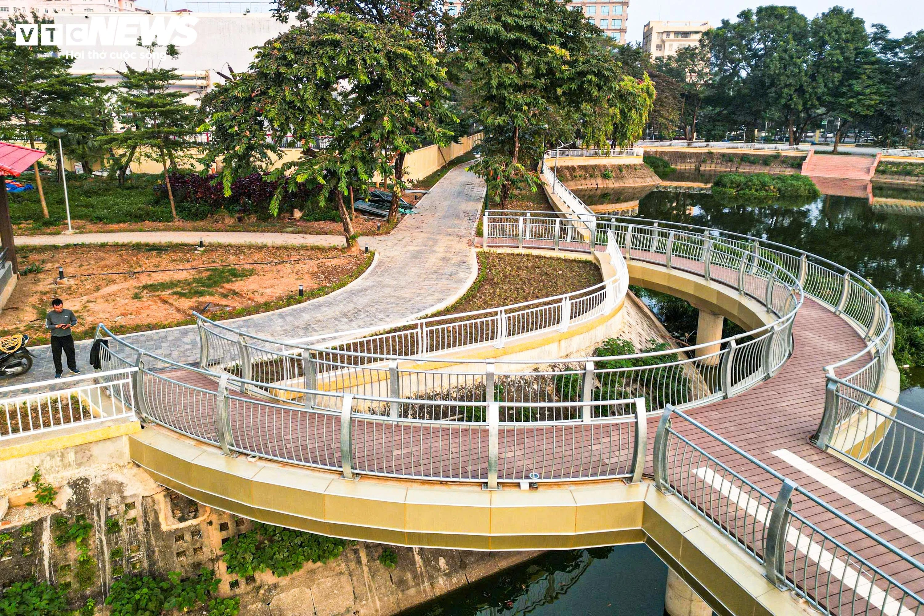 Chiêm ngưỡng cầu đi bộ hình cây đàn trong công viên trung tâm Hà Nội - Ảnh 9