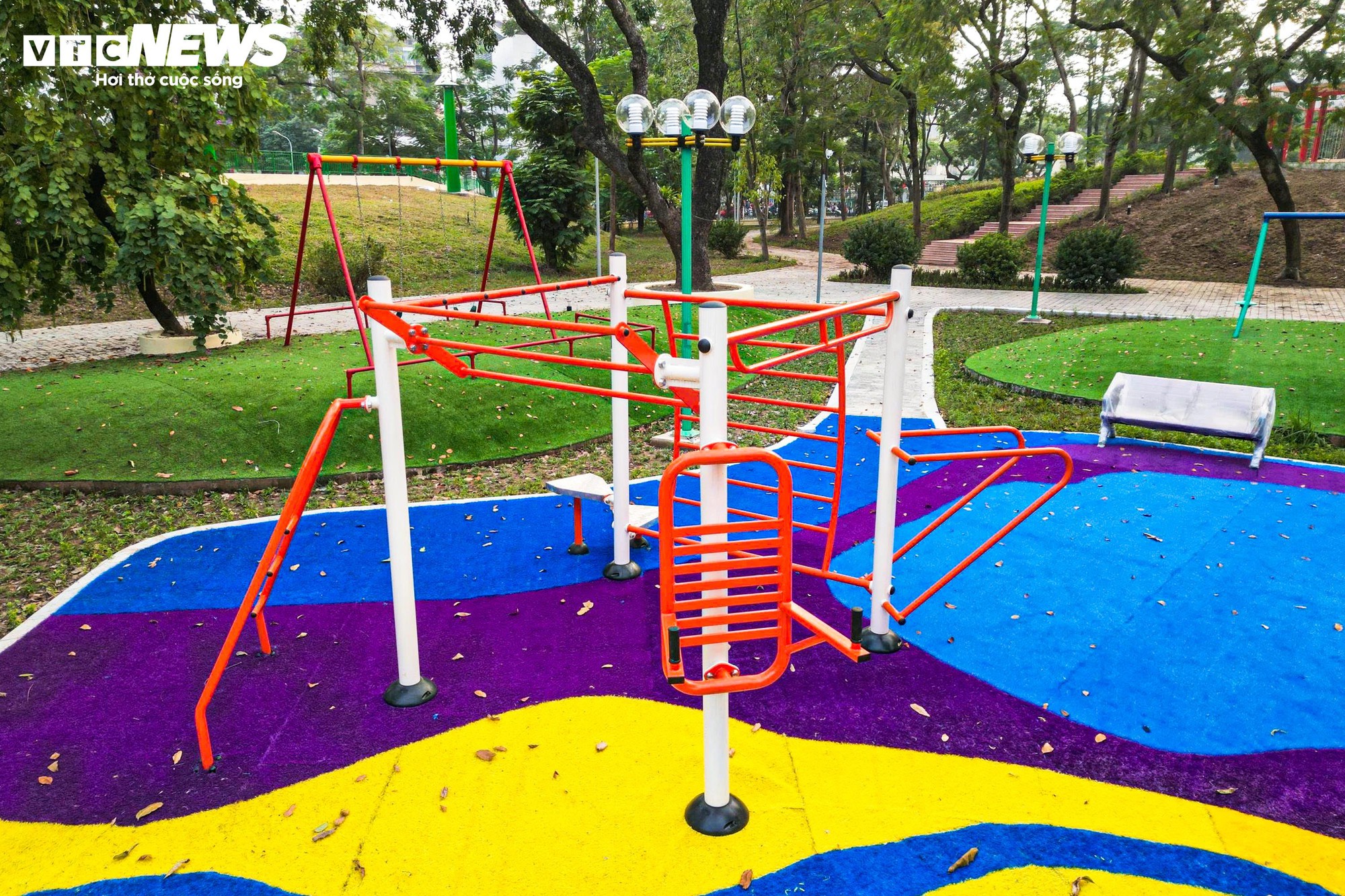 Chiêm ngưỡng cầu đi bộ hình cây đàn trong công viên trung tâm Hà Nội - Ảnh 14