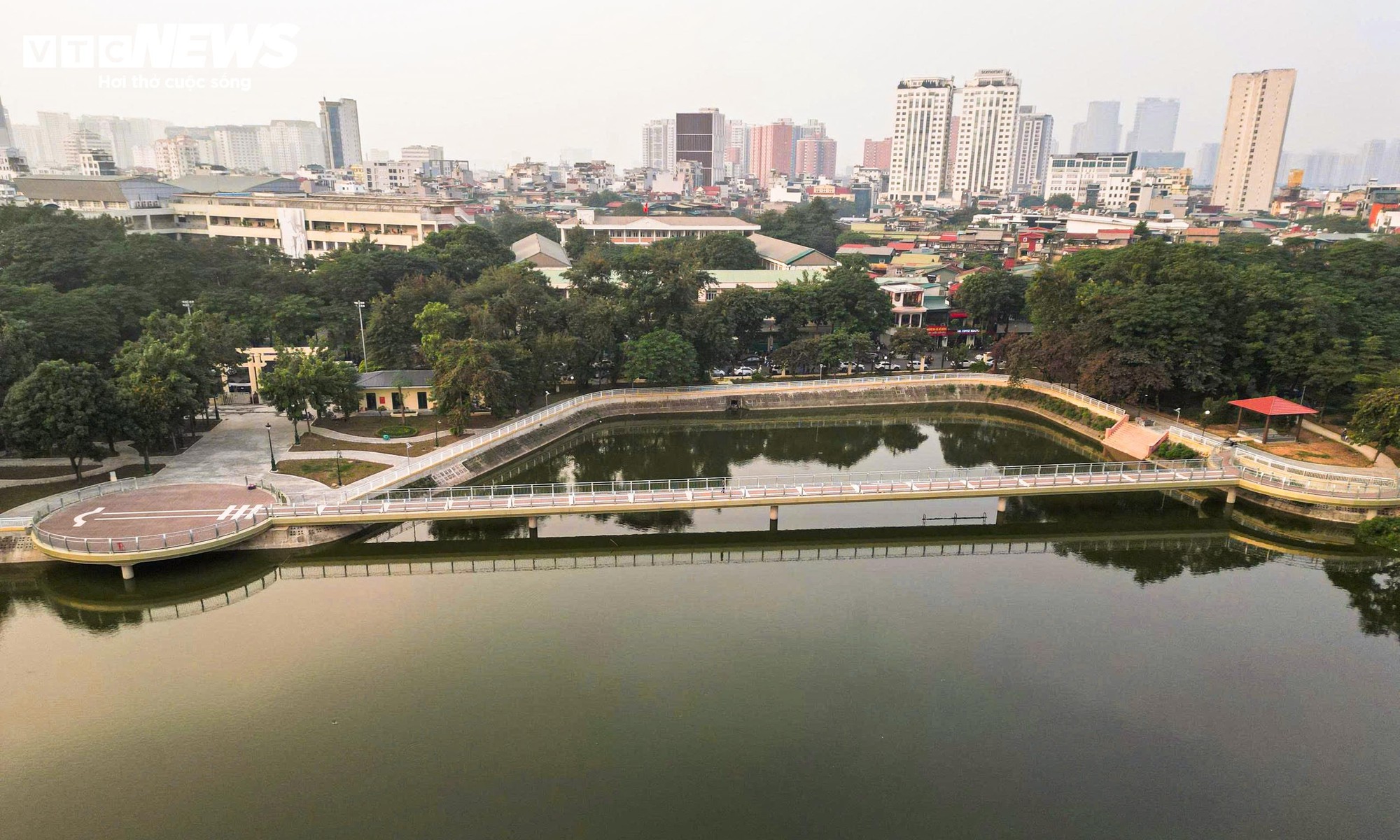 Chiêm ngưỡng cầu đi bộ hình cây đàn trong công viên trung tâm Hà Nội - Ảnh 15