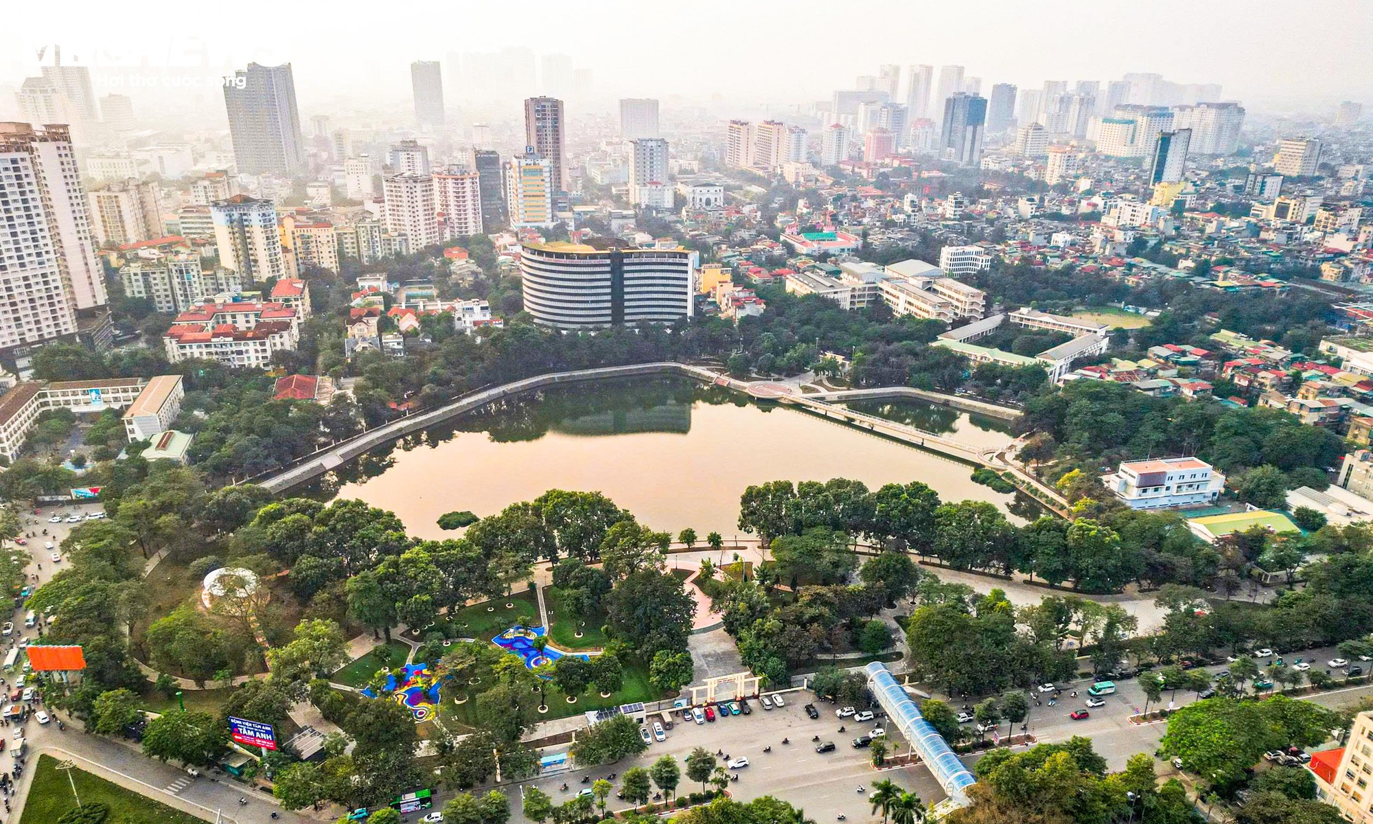 Chiêm ngưỡng cầu đi bộ hình cây đàn trong công viên trung tâm Hà Nội - Ảnh 1