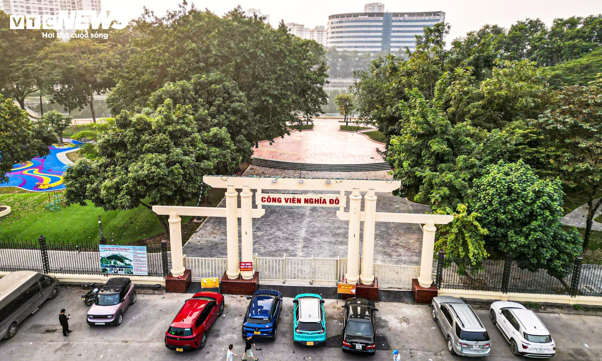 Chiêm ngưỡng cầu đi bộ hình cây đàn trong công viên trung tâm Hà Nội - Ảnh 2