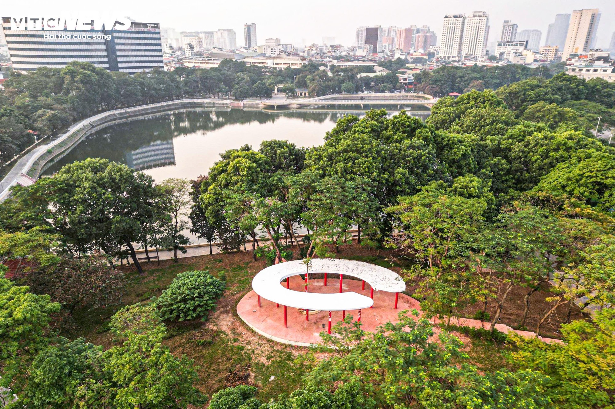 Chiêm ngưỡng cầu đi bộ hình cây đàn trong công viên trung tâm Hà Nội - Ảnh 3