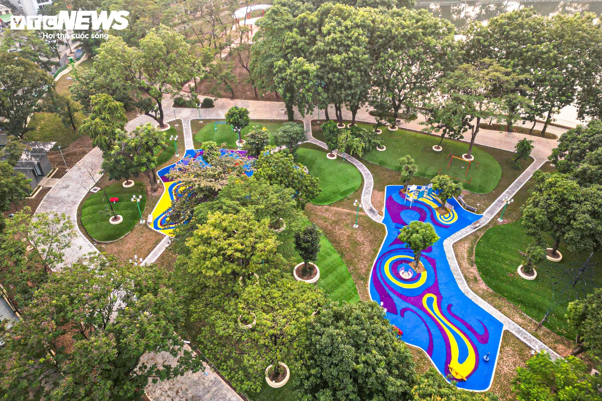 Chiêm ngưỡng cầu đi bộ hình cây đàn trong công viên trung tâm Hà Nội - Ảnh 4