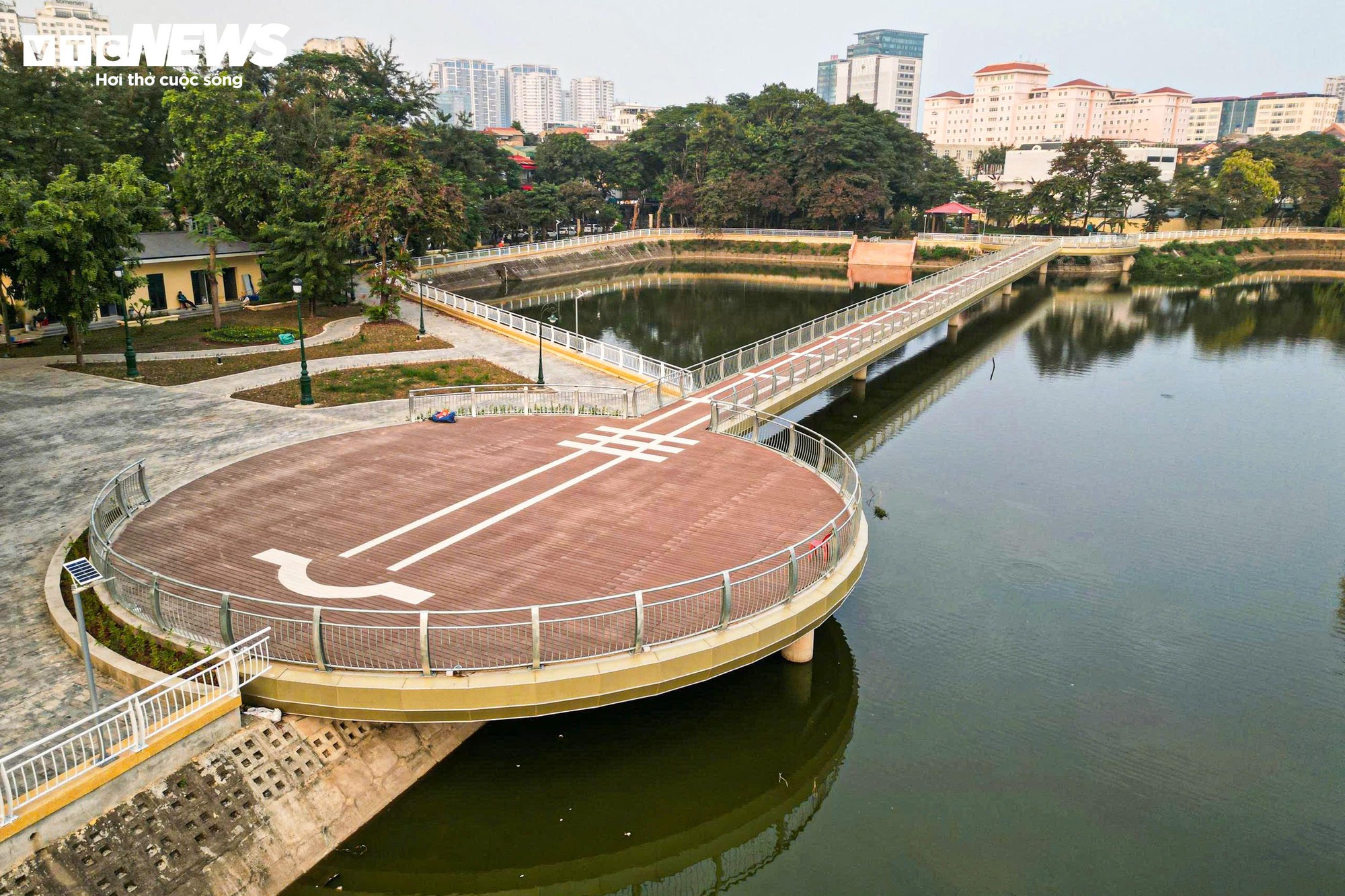 Chiêm ngưỡng cầu đi bộ hình cây đàn trong công viên trung tâm Hà Nội - Ảnh 6