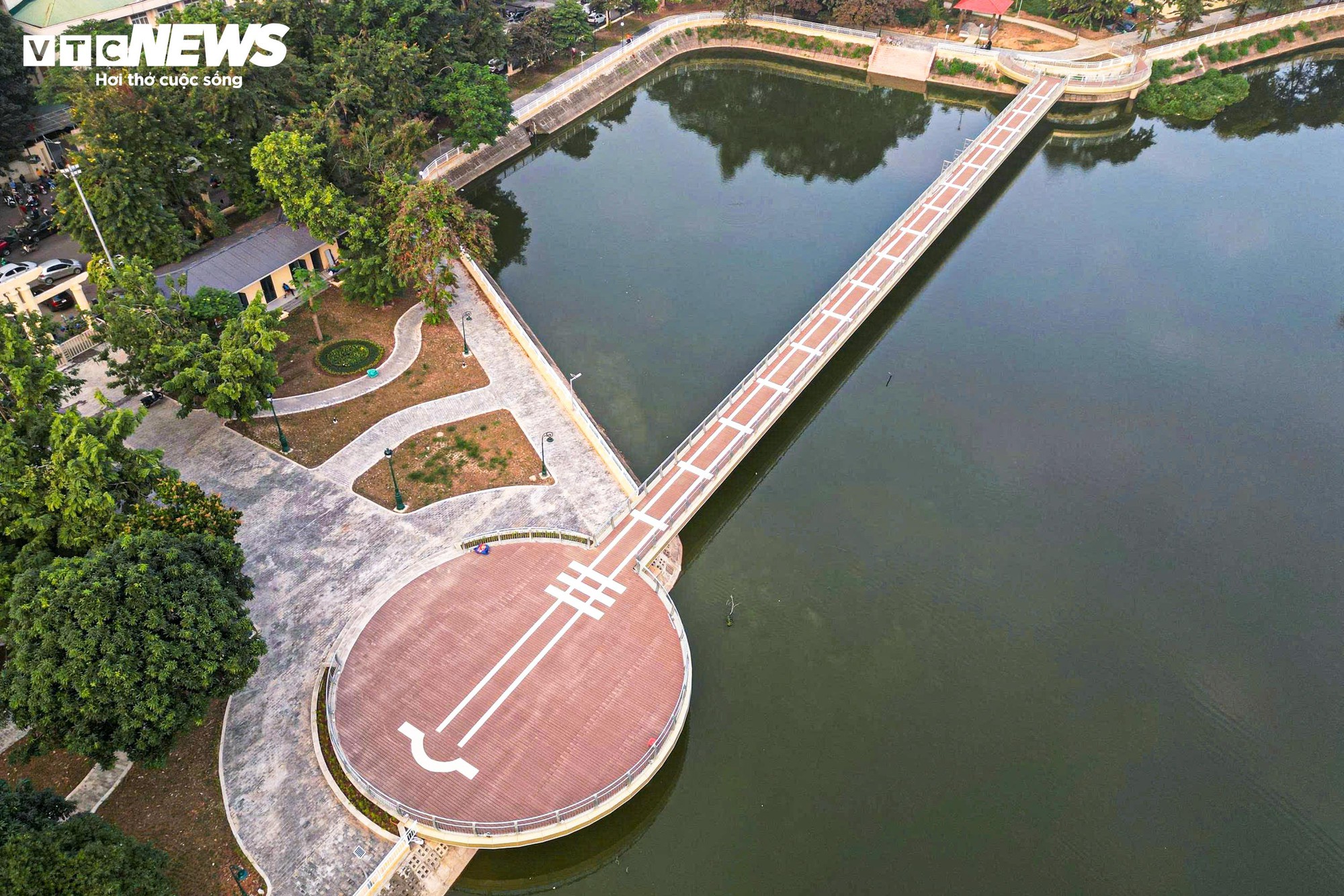 Chiêm ngưỡng cầu đi bộ hình cây đàn trong công viên trung tâm Hà Nội - Ảnh 7