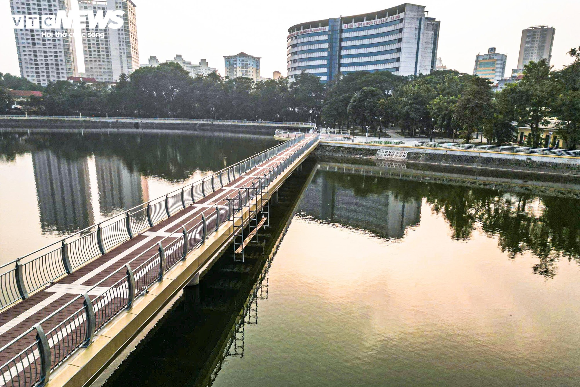 Chiêm ngưỡng cầu đi bộ hình cây đàn trong công viên trung tâm Hà Nội - Ảnh 8