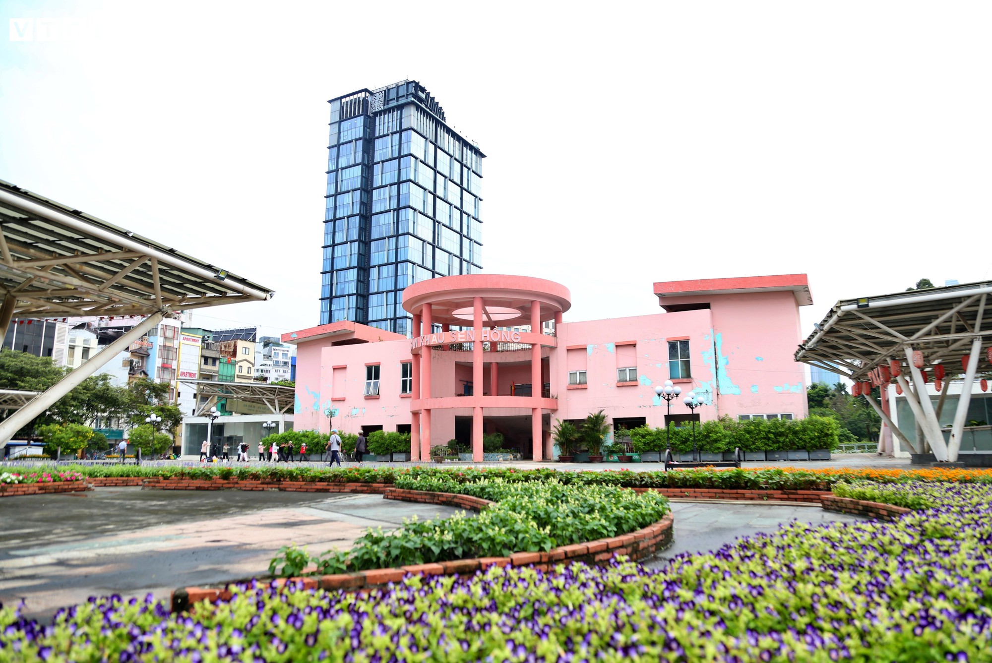 Cận cảnh sân khấu Sen Hồng trước ngày thành bãi giữ xe metro - Ảnh 3