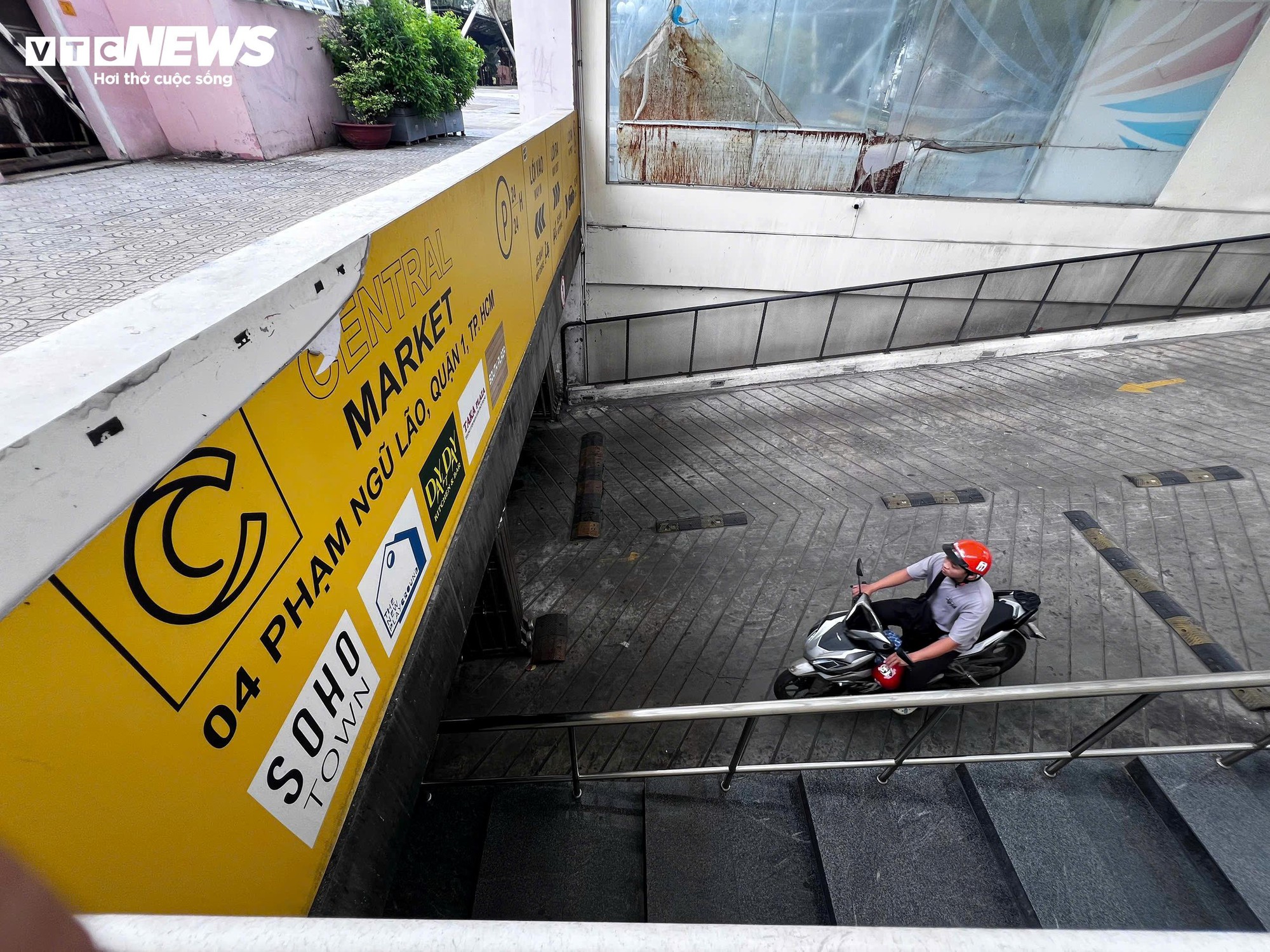 Cận cảnh sân khấu Sen Hồng trước ngày thành bãi giữ xe metro - Ảnh 2