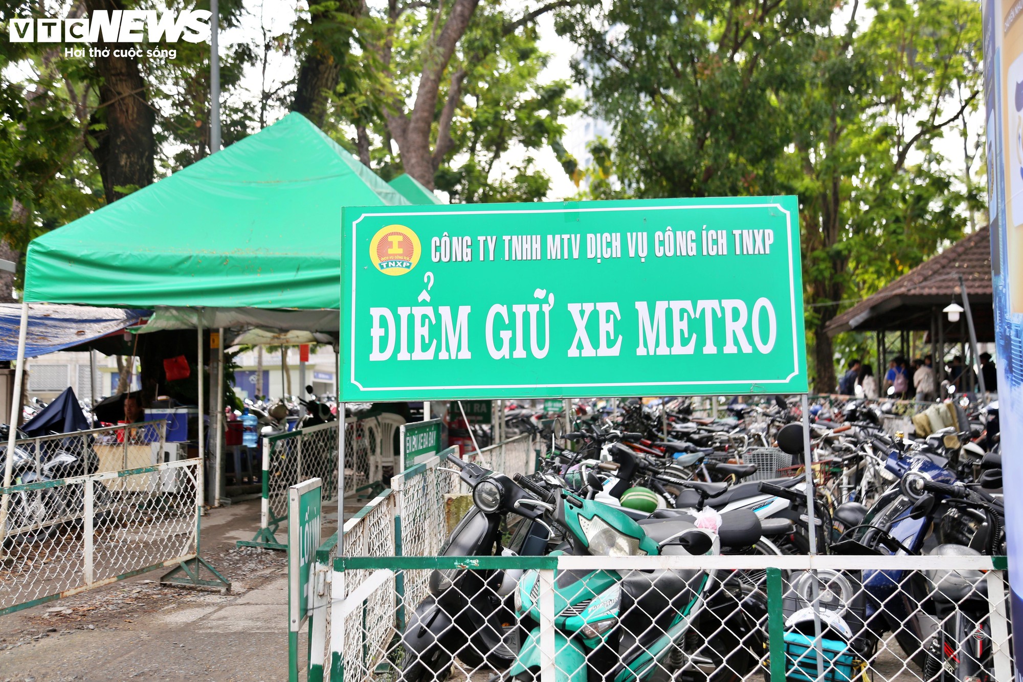 Cận cảnh sân khấu Sen Hồng trước ngày thành bãi giữ xe metro - Ảnh 7