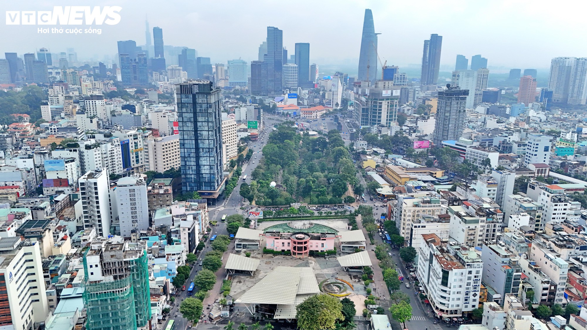 Cận cảnh sân khấu Sen Hồng trước ngày thành bãi giữ xe metro - Ảnh 8