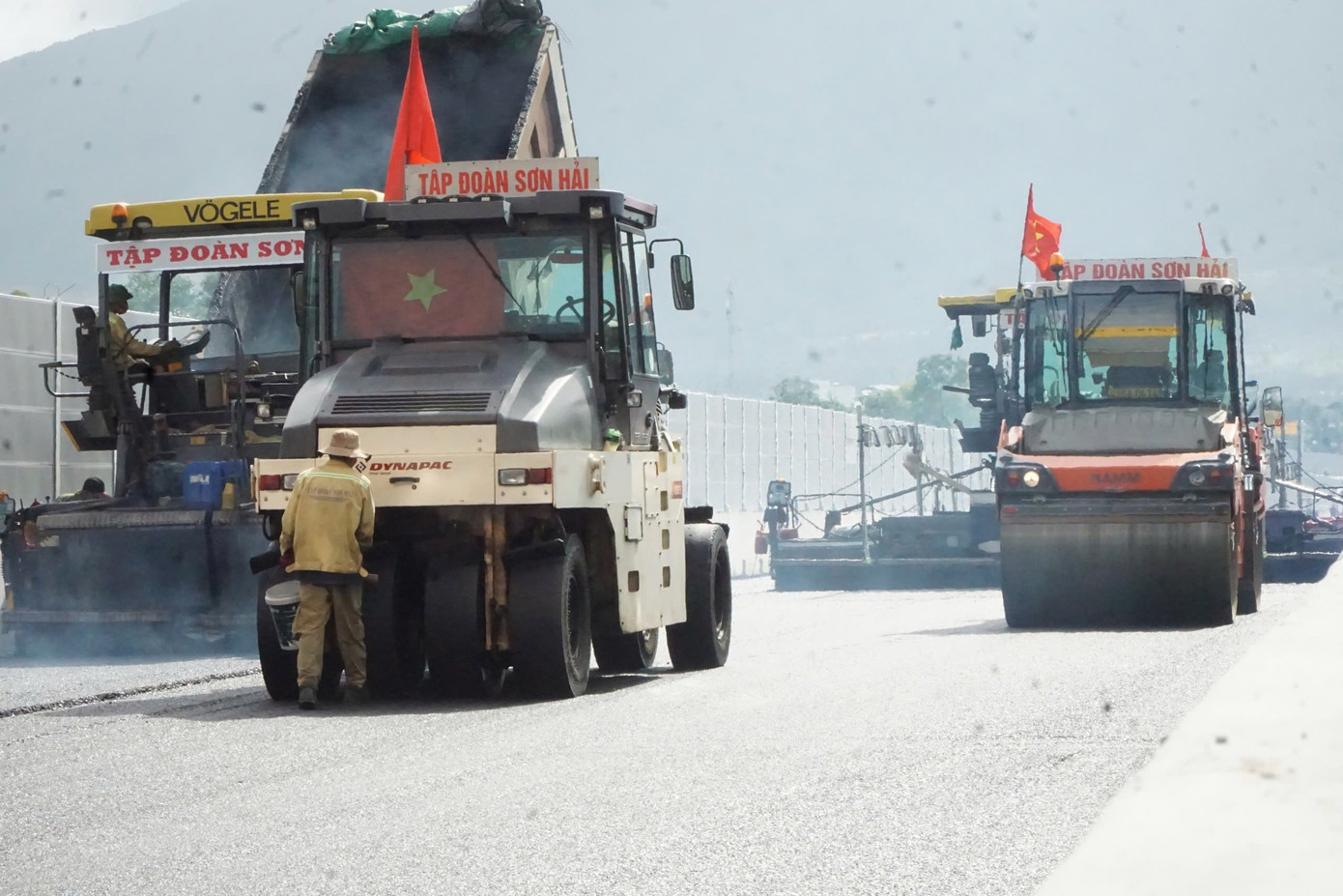 Cận cảnh 20km cao tốc Khánh Hòa - Buôn Ma Thuột sắp thông xe kỹ thuật - Ảnh 2