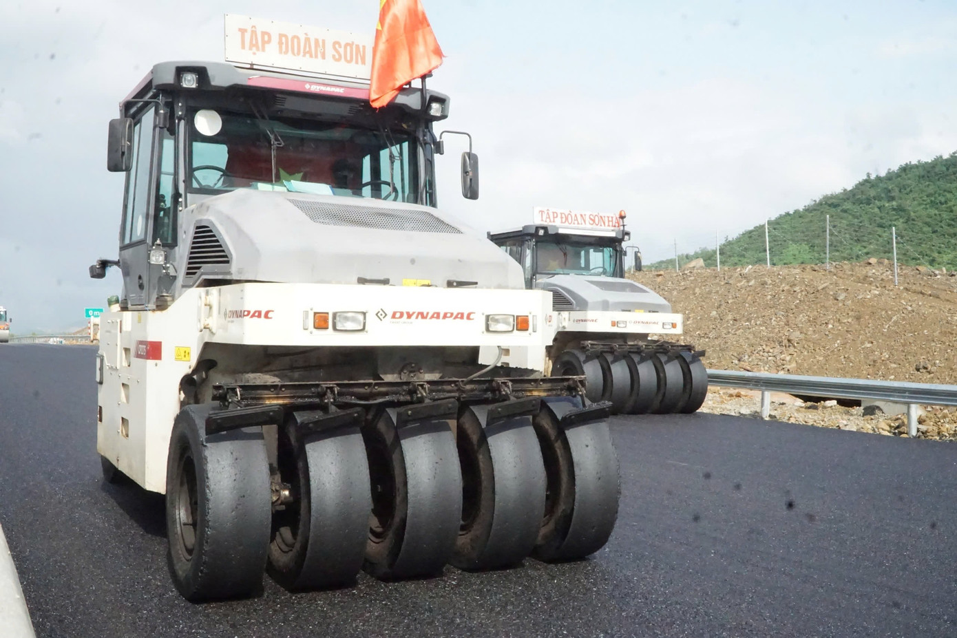 Cận cảnh 20km cao tốc Khánh Hòa - Buôn Ma Thuột sắp thông xe kỹ thuật - Ảnh 5