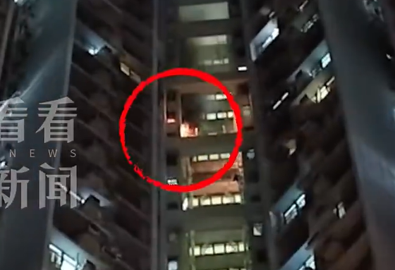 Hỏa hoạn tại một chung cư cao tầng Hong Kong (Trung Quốc), hơn 400 người mặc đồ ngủ hoảng loạn sơ tán lúc rạng sáng - Ảnh 1