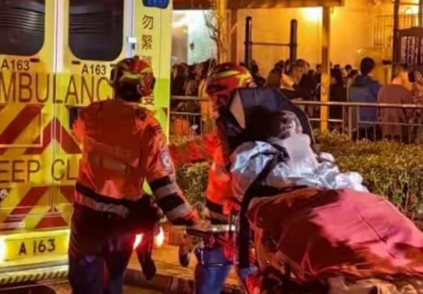 Hỏa hoạn tại một chung cư cao tầng Hong Kong (Trung Quốc), hơn 400 người mặc đồ ngủ hoảng loạn sơ tán lúc rạng sáng - Ảnh 4