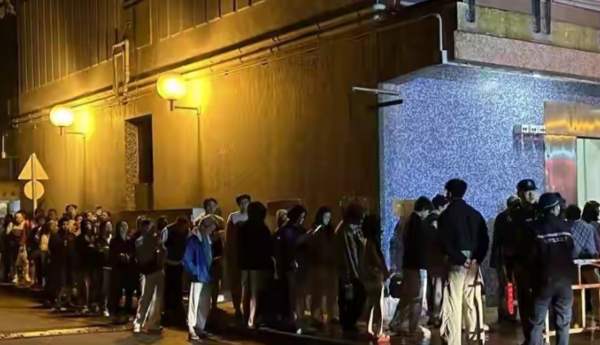 Hỏa hoạn tại một chung cư cao tầng Hong Kong (Trung Quốc), hơn 400 người mặc đồ ngủ hoảng loạn sơ tán lúc rạng sáng - Ảnh 2