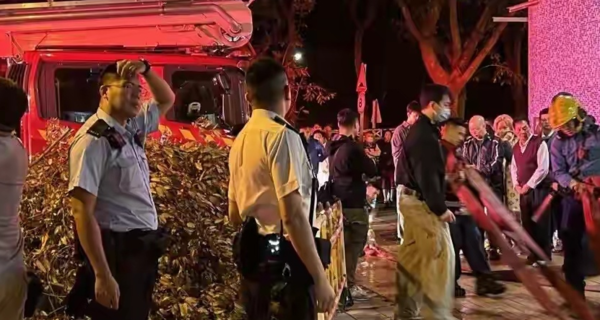 Hỏa hoạn tại một chung cư cao tầng Hong Kong (Trung Quốc), hơn 400 người mặc đồ ngủ hoảng loạn sơ tán lúc rạng sáng - Ảnh 3