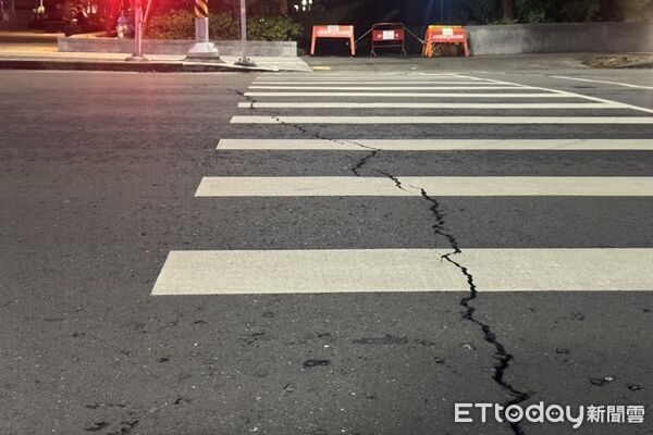 Đài Loan (Trung Quốc) chao đảo đêm khuya vì động đất 7.0: Đường phố nứt nẻ, clip trên tàu điện khiến ai cũng lạnh sống lưng - Ảnh 2