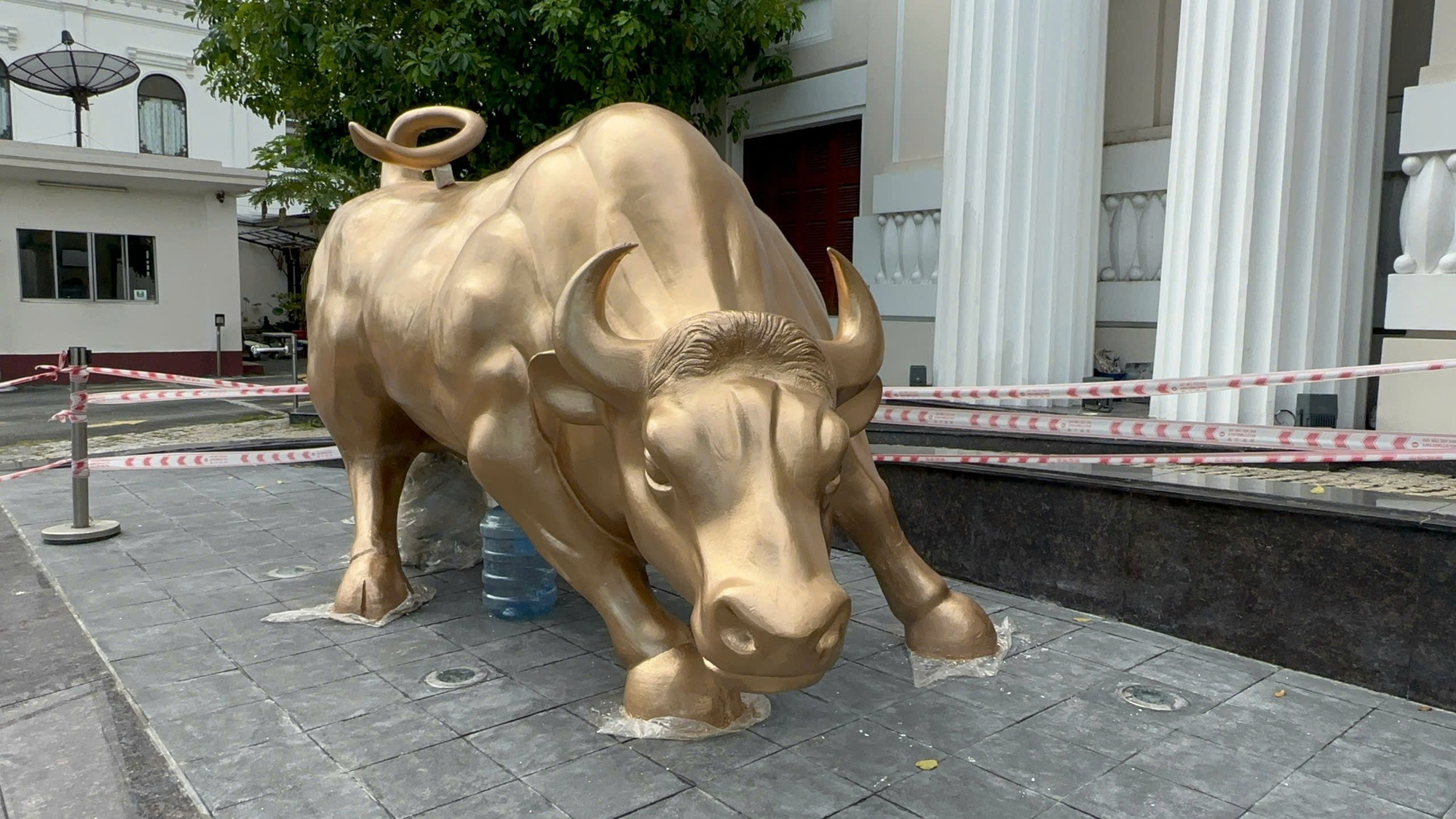 Sở Giao dịch Chứng khoán TPHCM thay biểu tượng "bò tót tấn công" sau 25 năm? - Ảnh 4