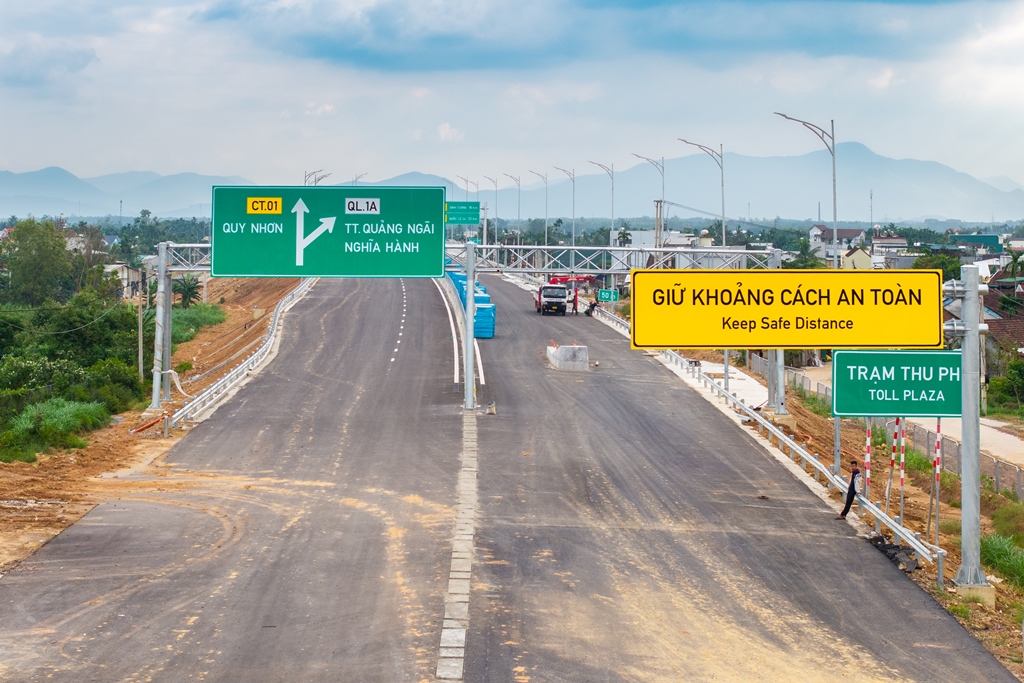 Cận cảnh đường cao tốc Quảng Ngãi – Hoài Nhơn dài 88 km trước giờ G - Ảnh 4