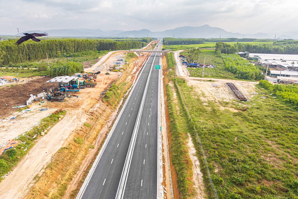 Cận cảnh đường cao tốc Quảng Ngãi – Hoài Nhơn dài 88 km trước giờ G - Ảnh 8