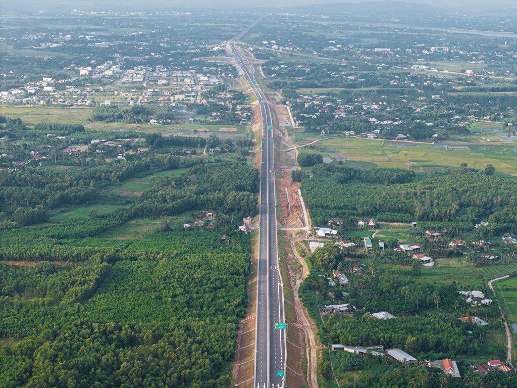 Cận cảnh đường cao tốc Quảng Ngãi – Hoài Nhơn dài 88 km trước giờ G - Ảnh 2