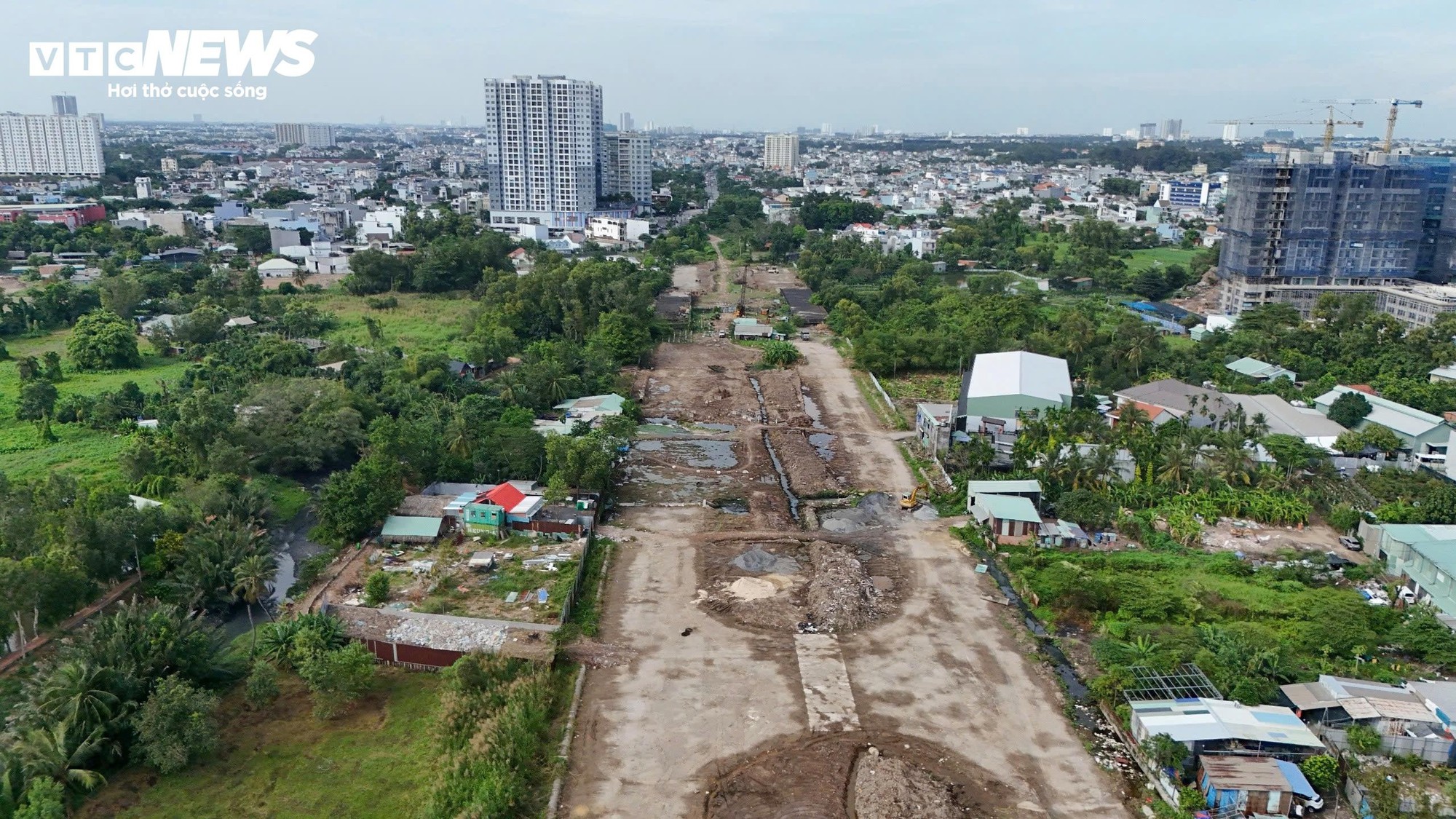 Cận cảnh 'nút thắt' Vành đai 2 TP.HCM trước ngày tái khởi động - Ảnh 2