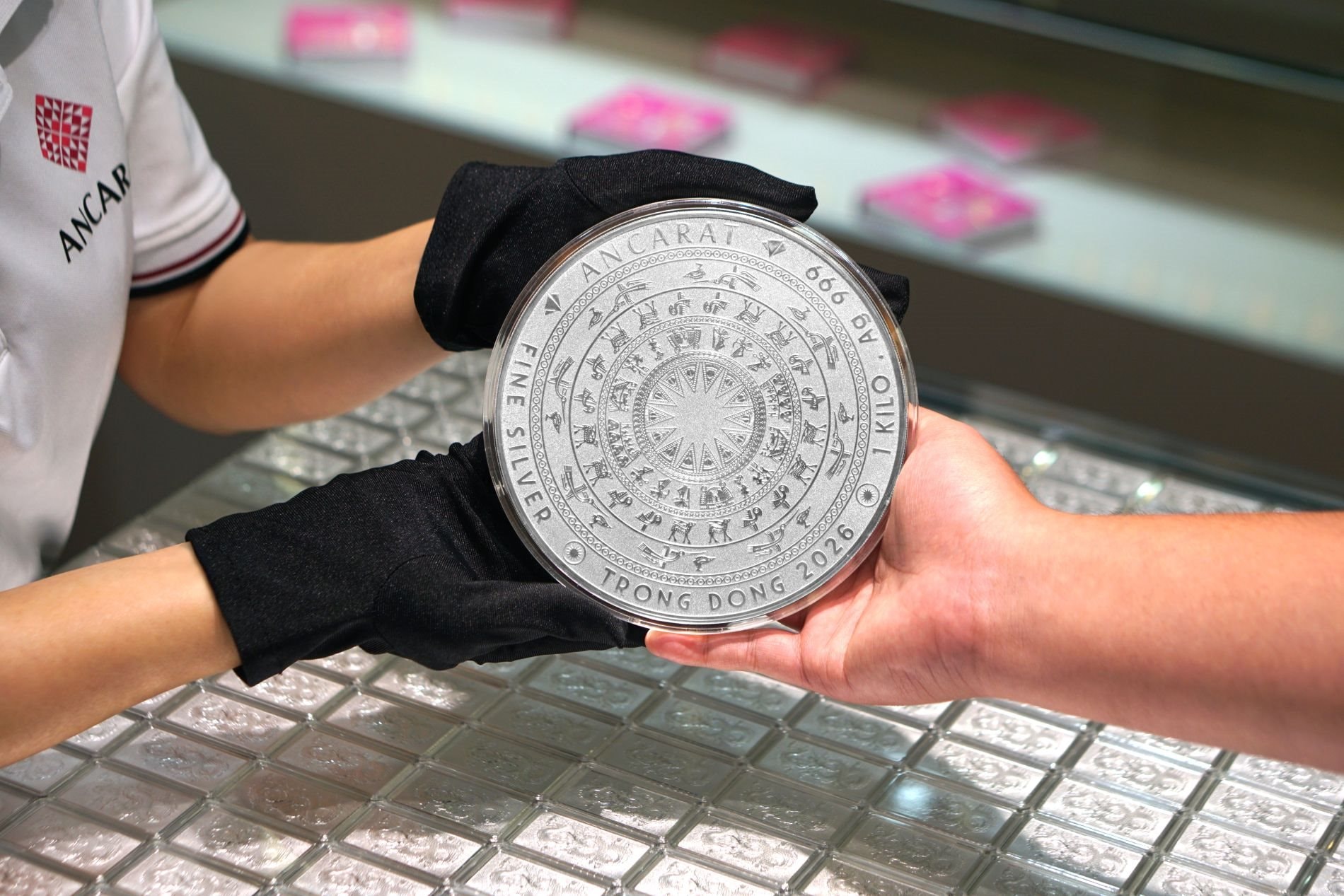 'Cơn sốt trắng' trên thị trường: nhà đầu tư bạc lãi gấp đôi, chuyên gia cảnh báo về hiệu ứng FOMO - Ảnh 2