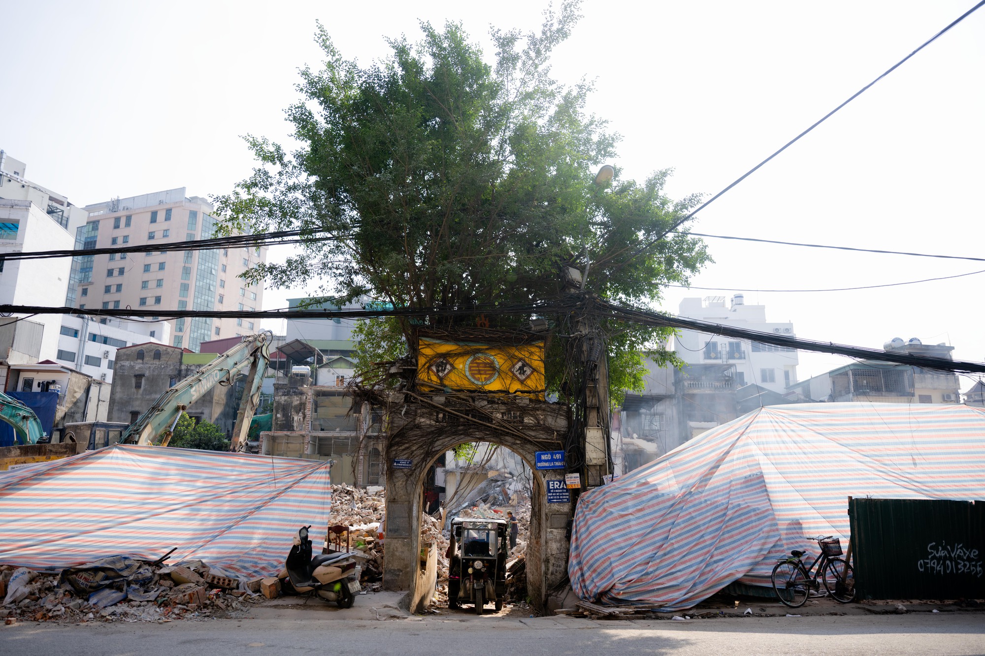 Toàn cảnh hiện trạng đường Đê La Thành sau khi được giải toả để xây đường vành đai 1 - Ảnh 14