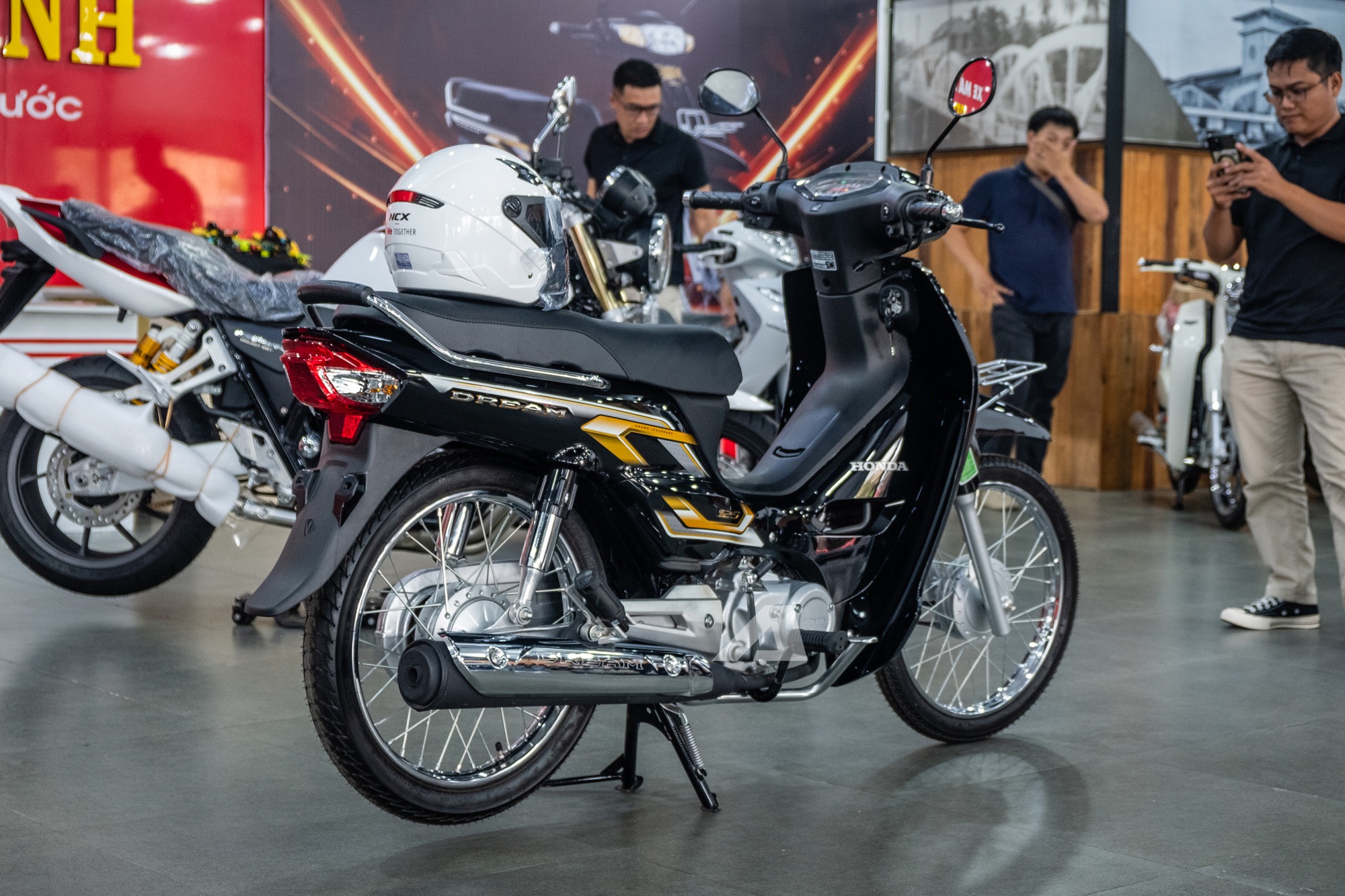 Honda Dream NCX 2026 đầu tiên về Việt Nam: Giá hơn 100 triệu đồng, ngang 2 chiếc SH - Ảnh 6