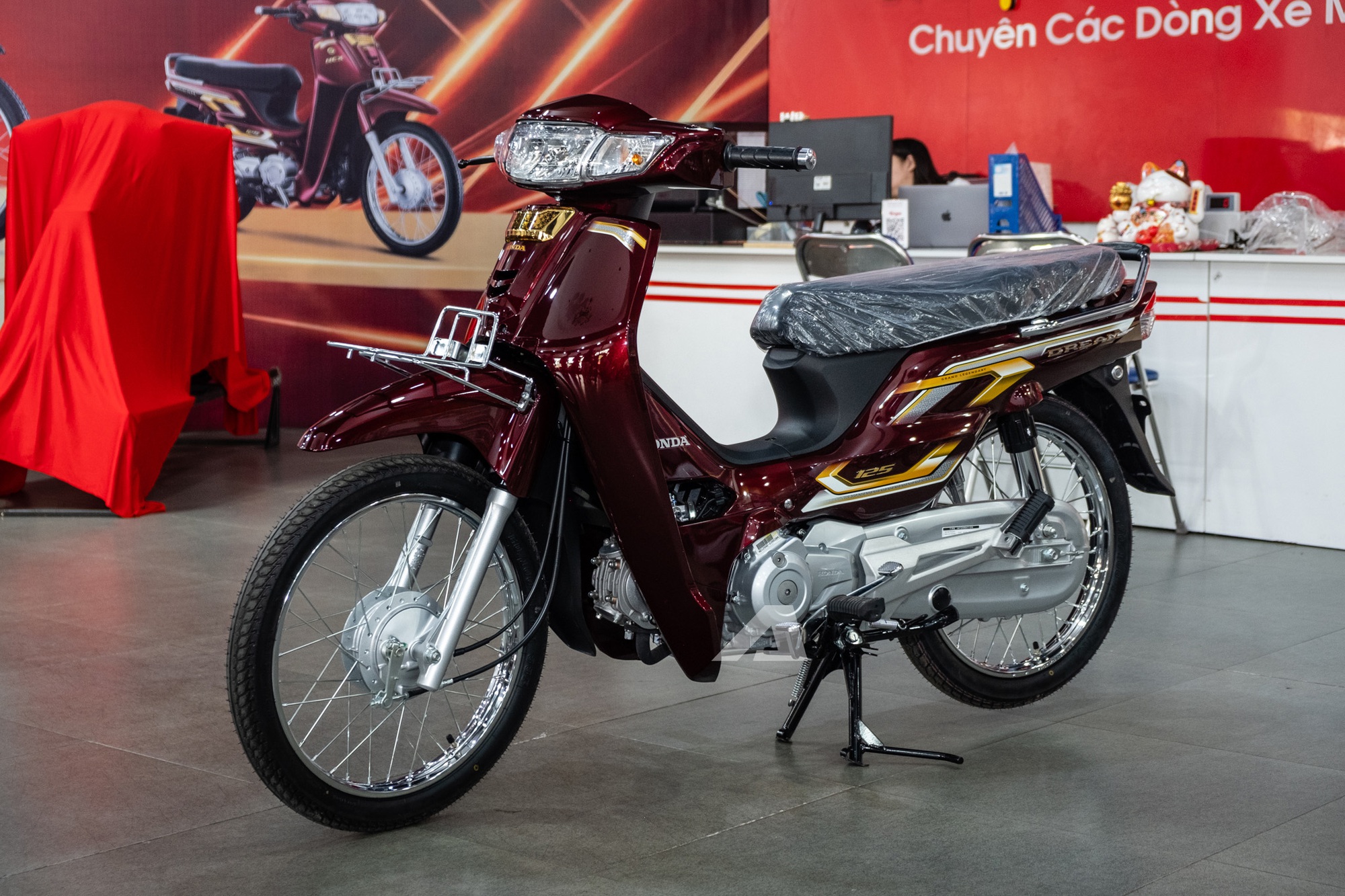 Honda Dream NCX 2026 đầu tiên về Việt Nam: Giá hơn 100 triệu đồng, ngang 2 chiếc SH - Ảnh 2