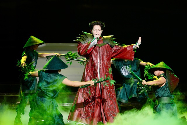 Khung hình hiếm có ở VinFuture 2025: Tỷ phú Phạm Nhật Vượng và hai con trai chọn phụ kiện giống hệt nhau - Ảnh 8