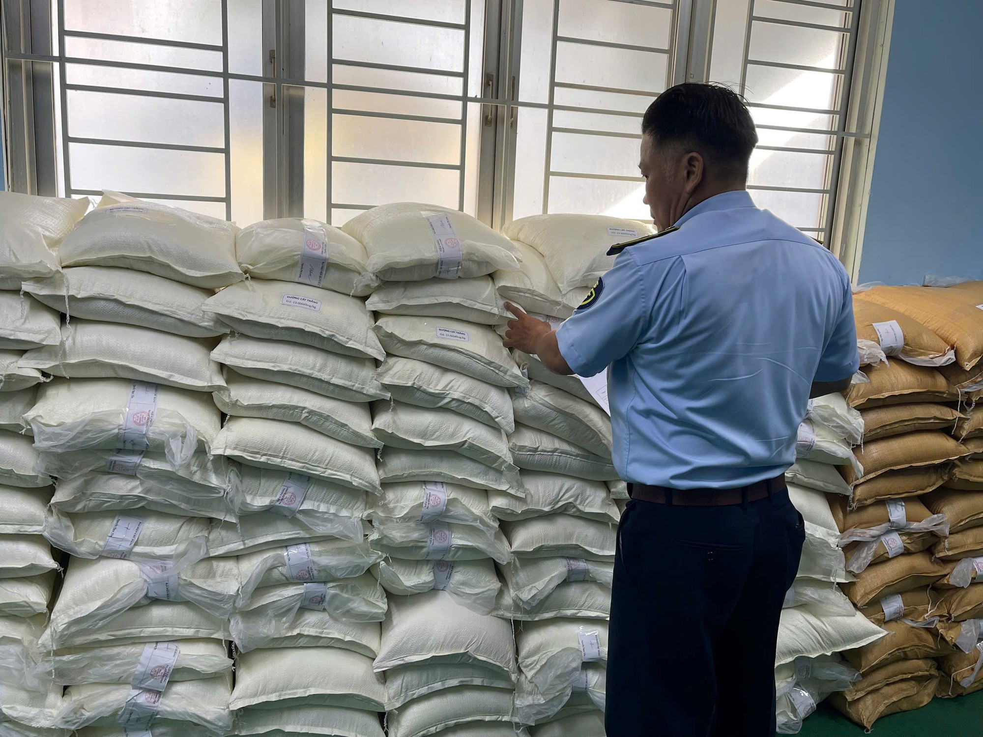 Cao điểm chống hàng giả, hàng kém chất lượng cuối năm: QLTT cả nước đồng loạt ra quân, thu giữ hơn 2,2 tấn lá thuốc, gần 5 tấn thịt bẩn, hàng nghìn sản phẩm vi phạm - Ảnh 2