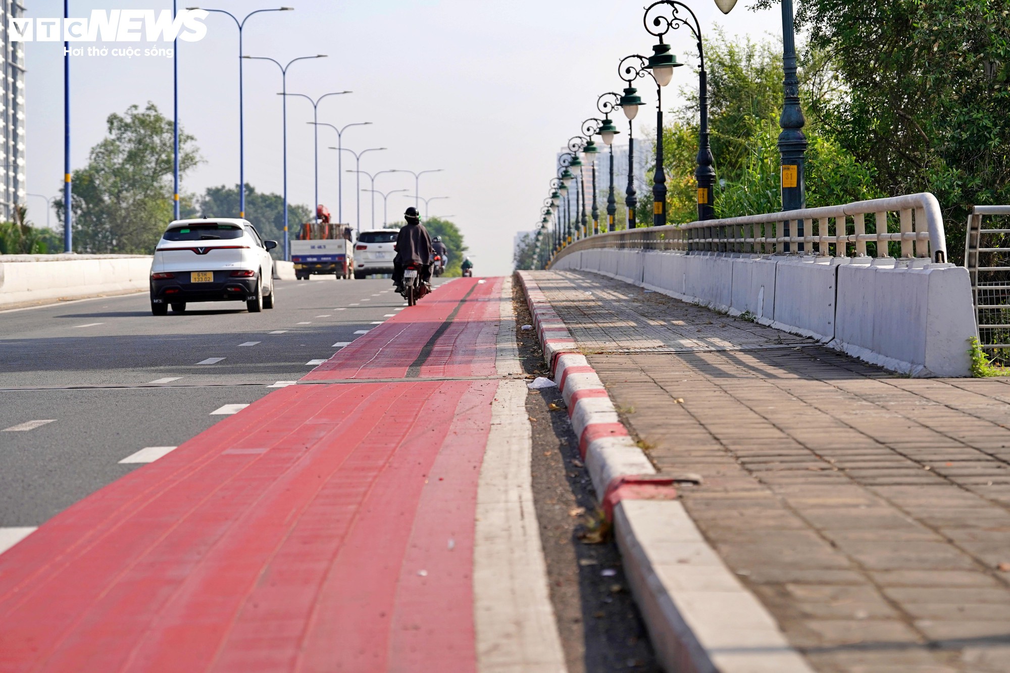 Cận cảnh đường dành riêng cho xe đạp đầu tiên ở TP.HCM trước ngày về đích - Ảnh 5