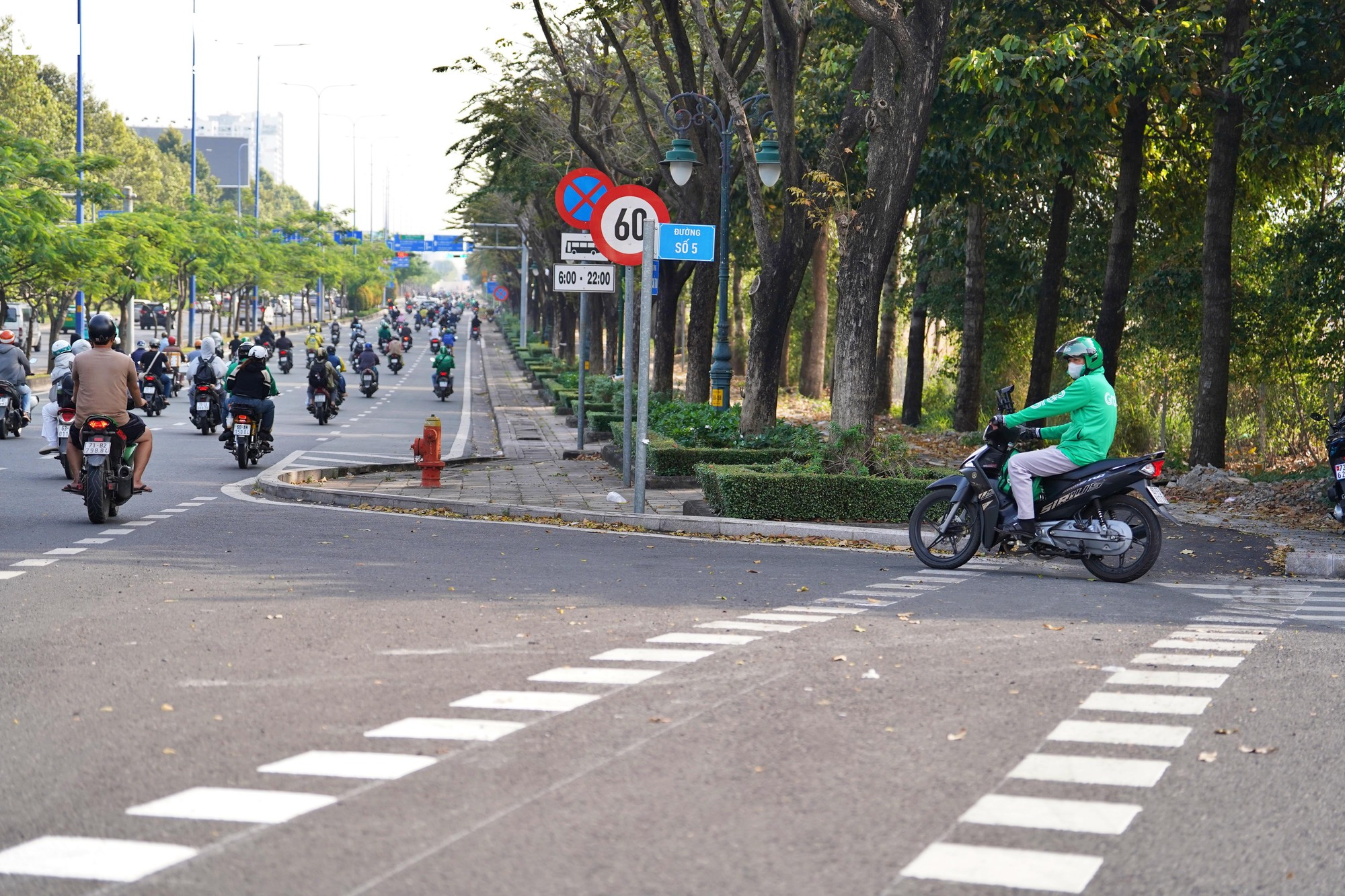 Cận cảnh đường dành riêng cho xe đạp đầu tiên ở TP.HCM trước ngày về đích - Ảnh 8