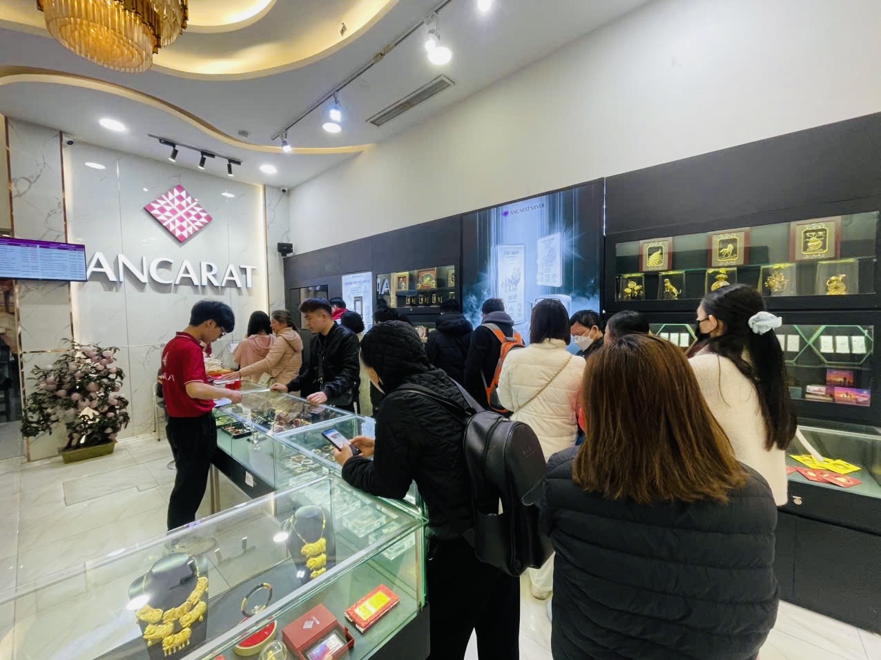 Giá bạc tăng mạnh, người dân Hà Nội xếp hàng mua - Ảnh 1