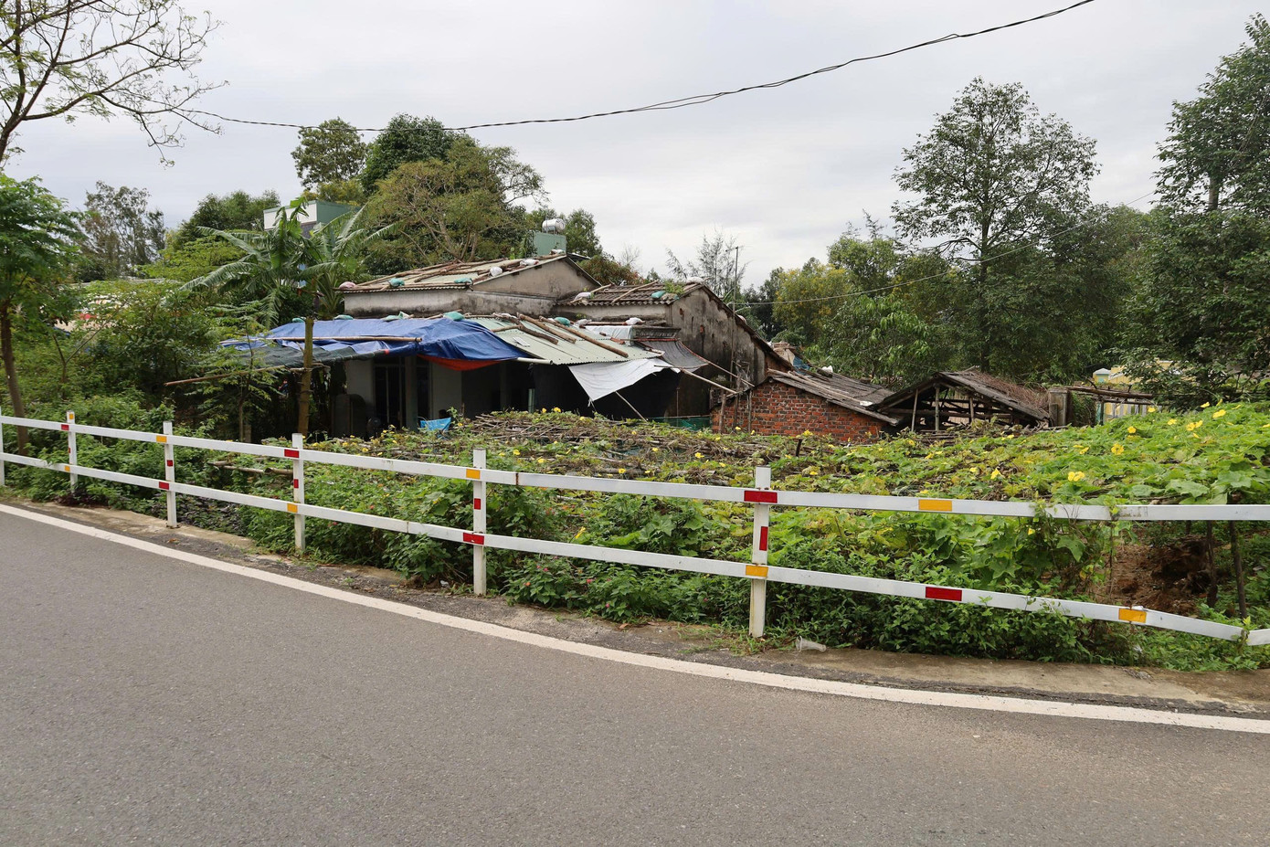 Kỳ lạ tuyến đường hàng chục tỷ đồng có ngôi nhà án ngữ giữa đường - Ảnh 8