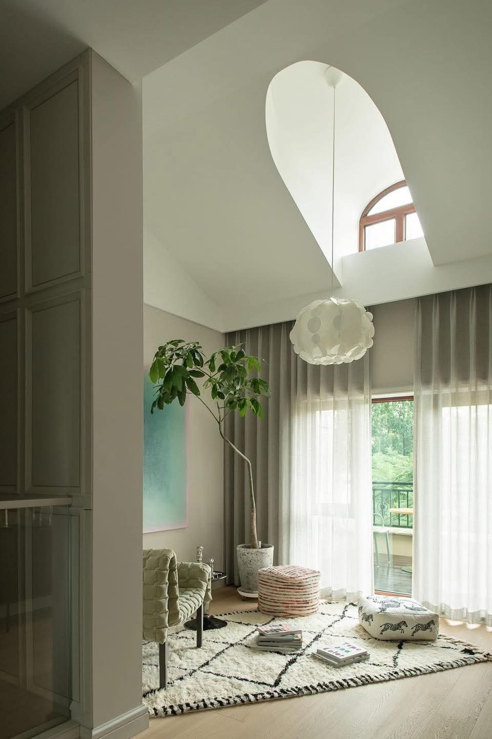 Ngôi nhà rộng 400m2 với tông ngọc trai và vani - Ảnh 11