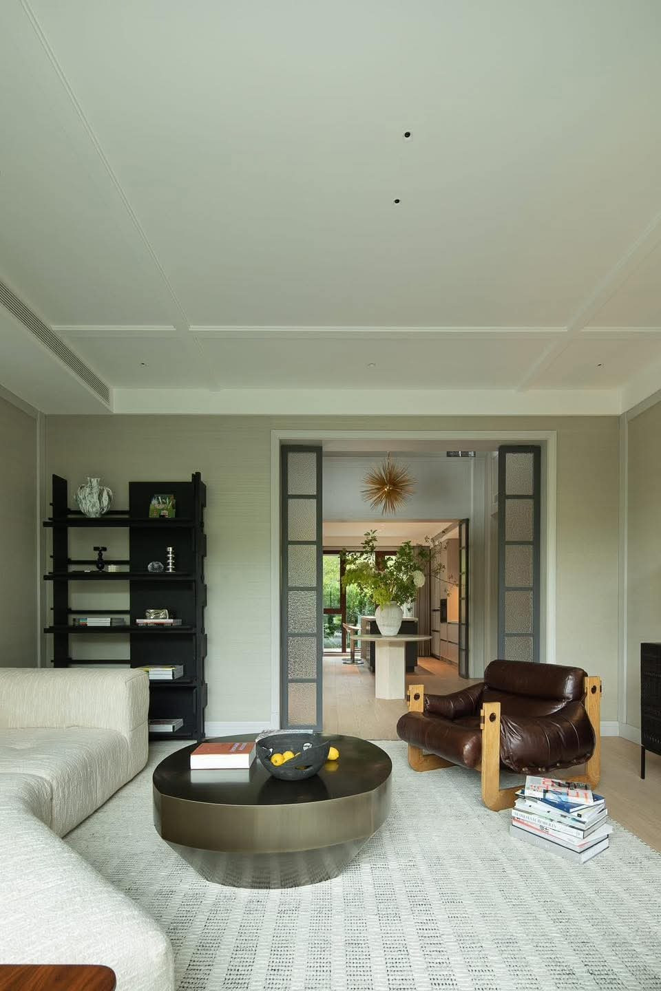 Ngôi nhà rộng 400m2 với tông ngọc trai và vani - Ảnh 5