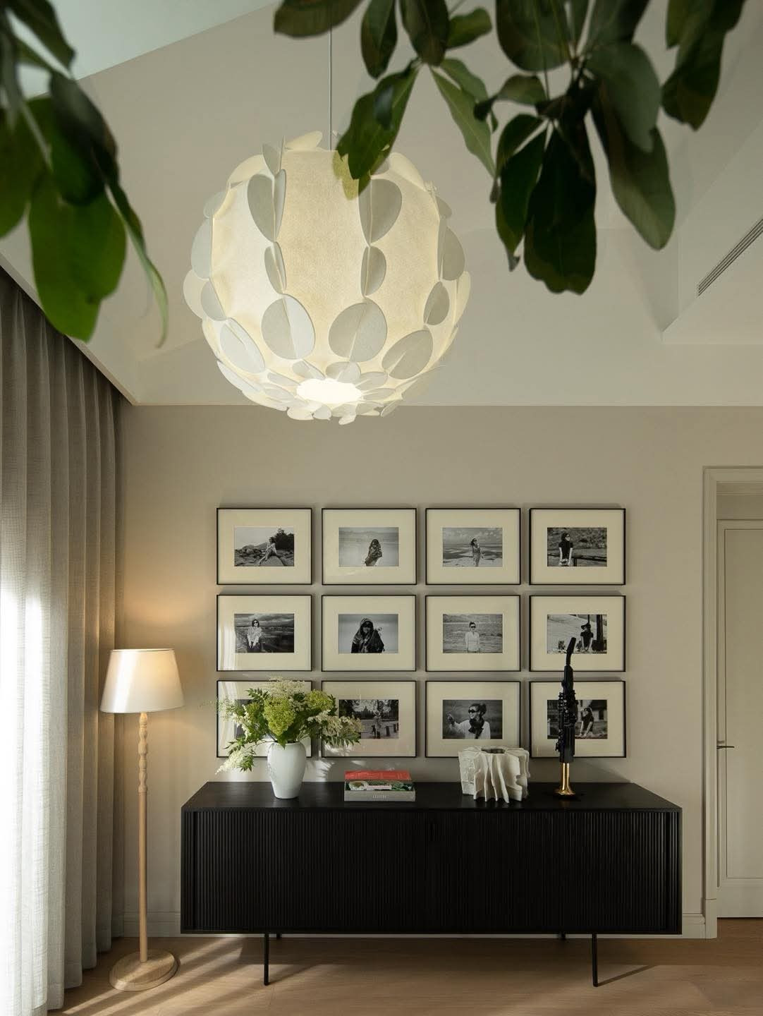 Ngôi nhà rộng 400m2 với tông ngọc trai và vani - Ảnh 13