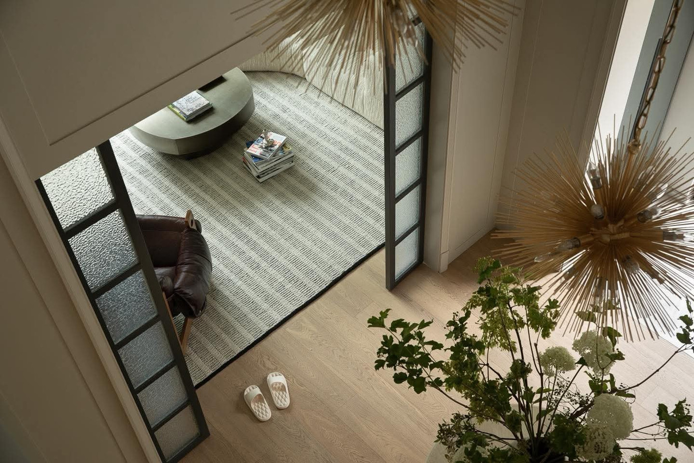 Ngôi nhà rộng 400m2 với tông ngọc trai và vani - Ảnh 4