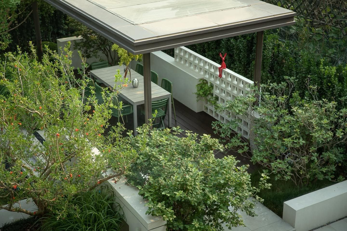 Ngôi nhà rộng 400m2 với tông ngọc trai và vani - Ảnh 3