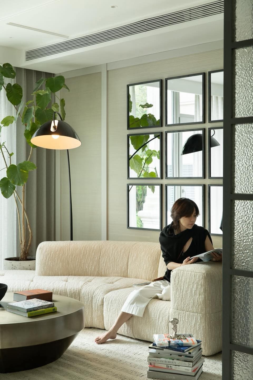 Ngôi nhà rộng 400m2 với tông ngọc trai và vani - Ảnh 6