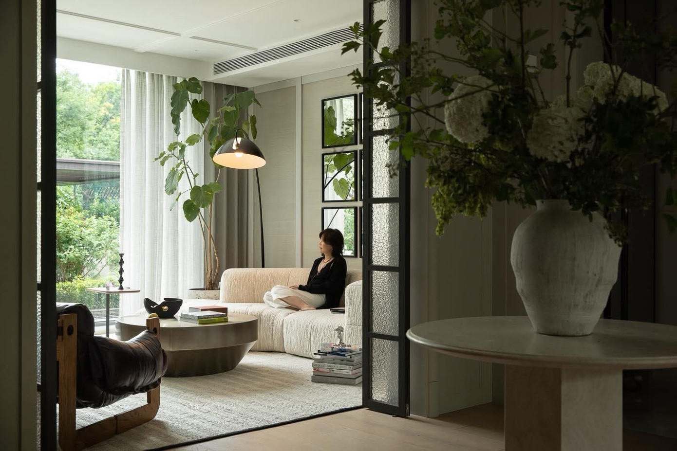 Ngôi nhà rộng 400m2 với tông ngọc trai và vani - Ảnh 1