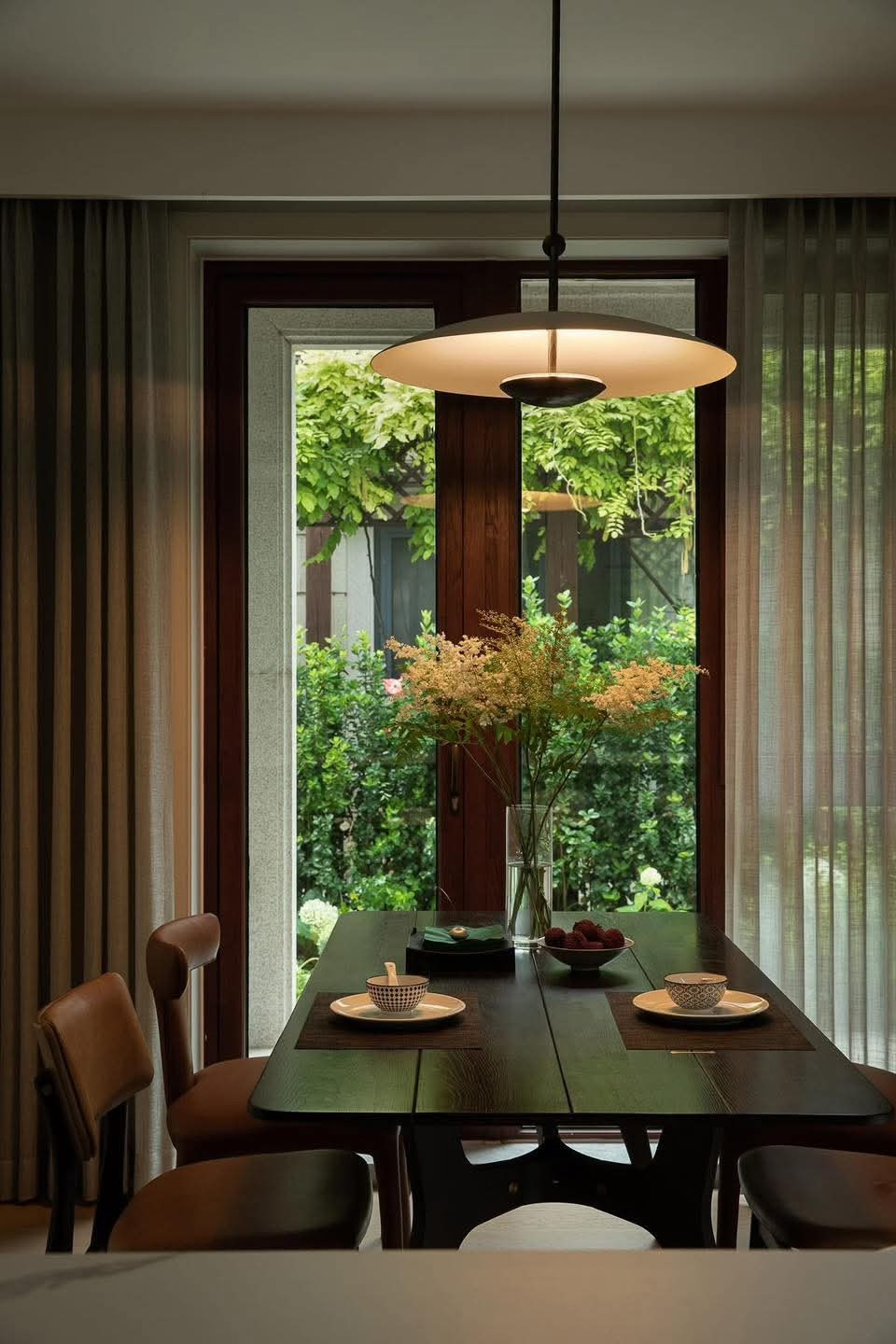 Ngôi nhà rộng 400m2 với tông ngọc trai và vani - Ảnh 9